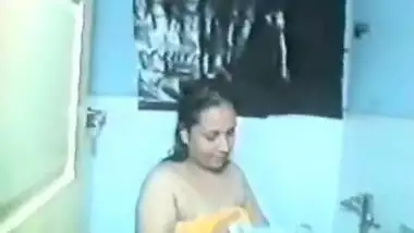 Hyderabadi Muslim Indian desi aunty do bath sex in saree