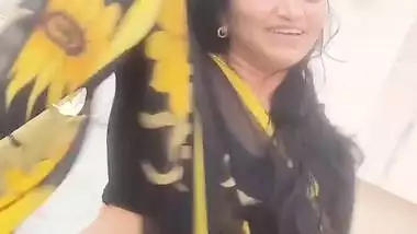 Keerthi naidu 44 age milf aunty hot thoppul kundi shake dance 2