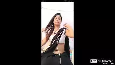 Desi aunty very hot navel show live chat