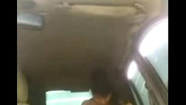 Desi office bhabi fucked by her boss in parked car mms