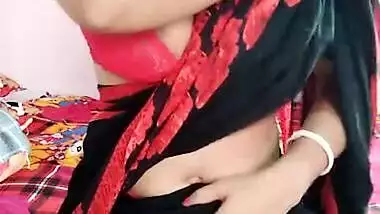 Desi Bhabhi In Saree Showing her big boobs