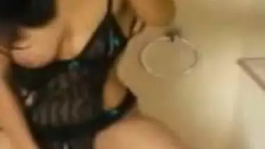 hot gujju girl captured her pussy fingering vdo