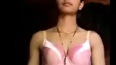 Sexy Mallu teen taking off her salwar