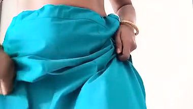 Desi housewife Swetha blouse less saree show
