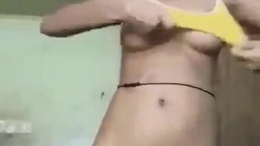 Desi girl fingering nude after bath viral MMS