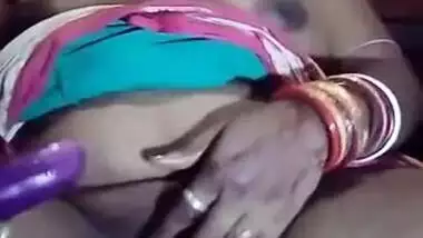 Local Desi Mami Masturbating Using Brinjal Inside Pussy