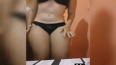 Chubby Milf Bhabhi showing Boobs and Pussy