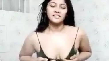 Indian desi sex MMS of a big girl showing her wet nude body