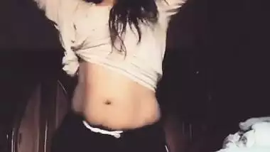 desi girl with huge ass does belly dance