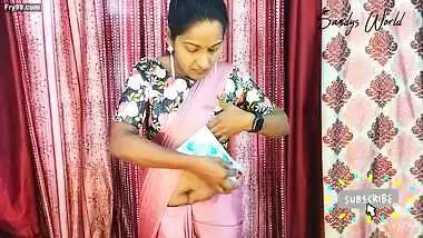 Mallu lady showing navel while wearing sarree