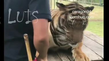 Hot Teenage Girl Got Accidentally Boobs Cleavage & Downblouse