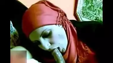 Muslim bhabhi sucking her car driver’s cock