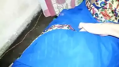 Desi homemade sex! Sexy indian aunty in blue saree coming for sex