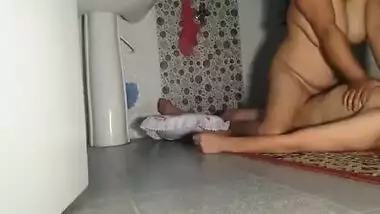 Chubby Desi housewife actively rides lover's XXX prick in bathroom