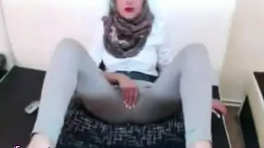Sexy Arab Masturbates In Leggings On FreeBestCams