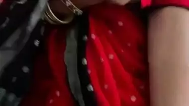 Milf Bong in Saree Playing with her Boobs