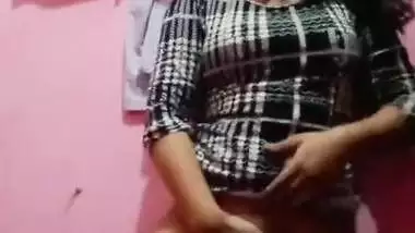 Hot desi girl showing her boobs and pussy fingering