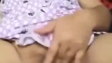 Indian girl masturbation MMS with a big cucumber