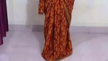 Slim aunty braless wearing sari showing hot cleavage and navel