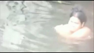 Desi bbw boudii bathing in public