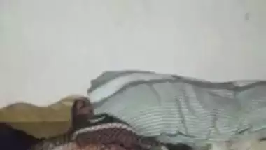 Dehati desi cleaning chut hair using scissors