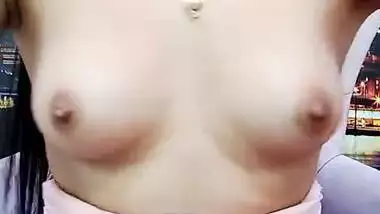 Kareena showing her milky white boobs