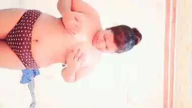 Unsatisfied nude bhabhi playing with big boobs