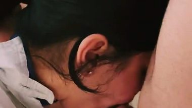 Hot Mumbai girl shows what an Indian blowjob is