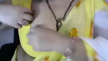 Bhabhi seduces her dewar in yellow attire