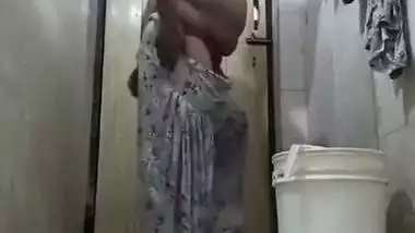 Sexy mature mom before bath nude body showing