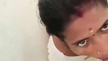 Cheating wife gives an outdoors Tamil blowjob to her BF