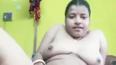 Horny village bhabhi masturbation with brinjal
