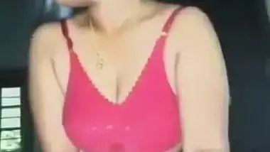 Big boob South Indian lady gives a handjob