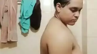 Chubby Indian lady making nude bath video
