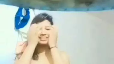 Indian girl boob show in bathroom viral clip