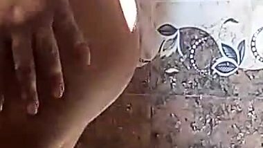 Desi milf exposing hot butt before peeing