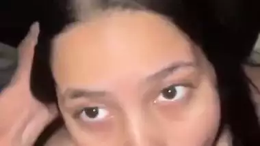 Delhi babe gives a sexy blowjob in Indian sex video